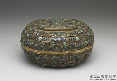 图片[2]-Petal-shaped box with filigree metalwork of happiness and longevity symbols and leaf scrolls of champleve enamel. Qing dynasty (1644-1911)-China Archive